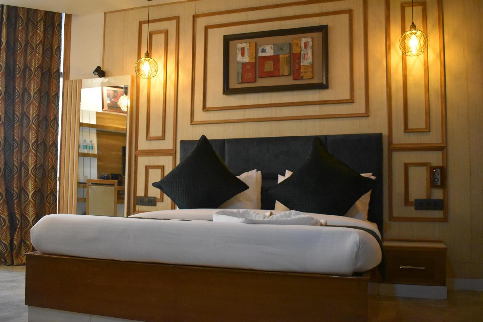Hotel Padmini Palace Rāni Pokhri Exterior photo