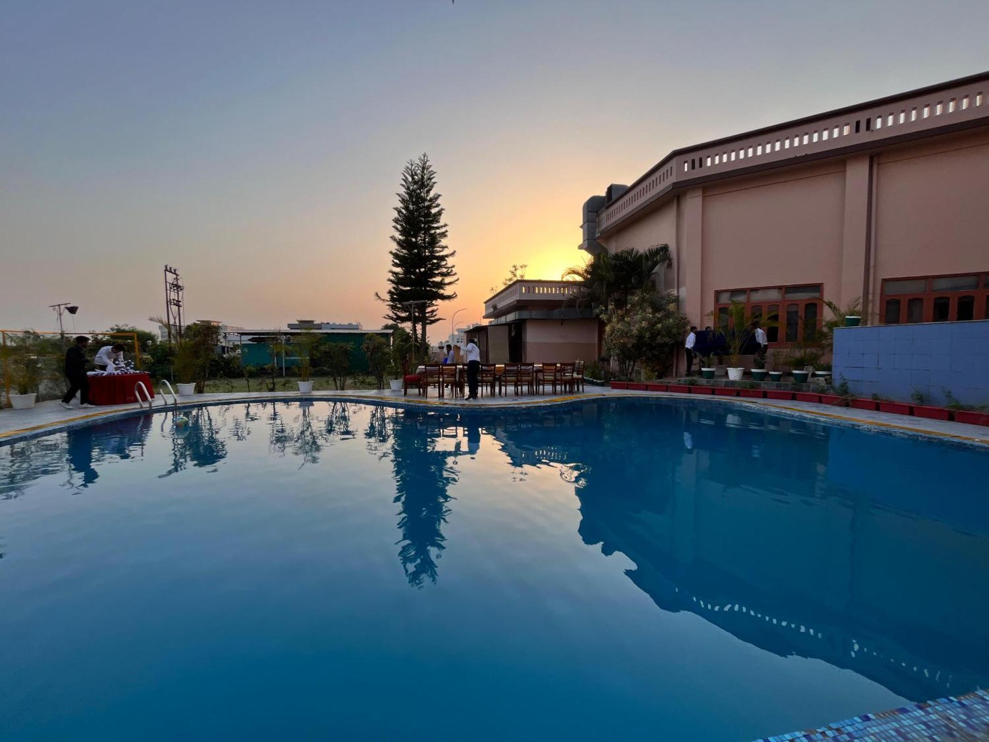 Hotel Padmini Palace Rāni Pokhri Exterior photo